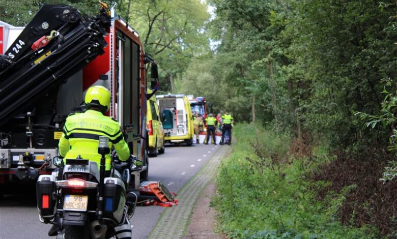 Hulpdiensten rukken groots uit voor trekker die van de weg raakt