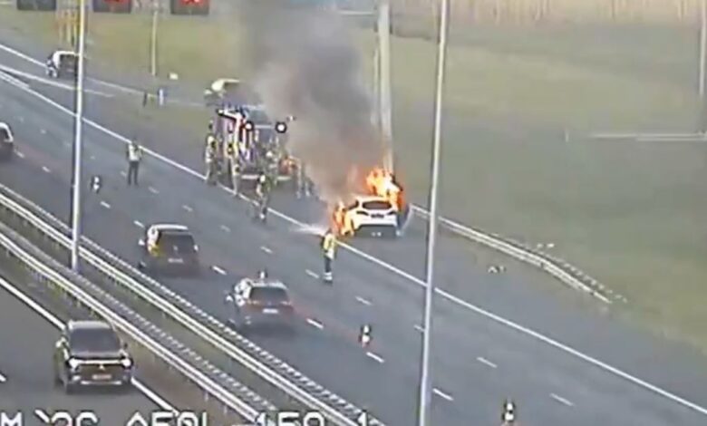 Auto volledig in brand op snelweg, 30 minuten file