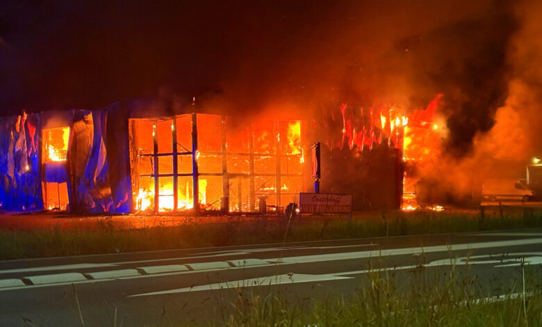 Zeer grote uitslaande brand verwoest meubelzaak