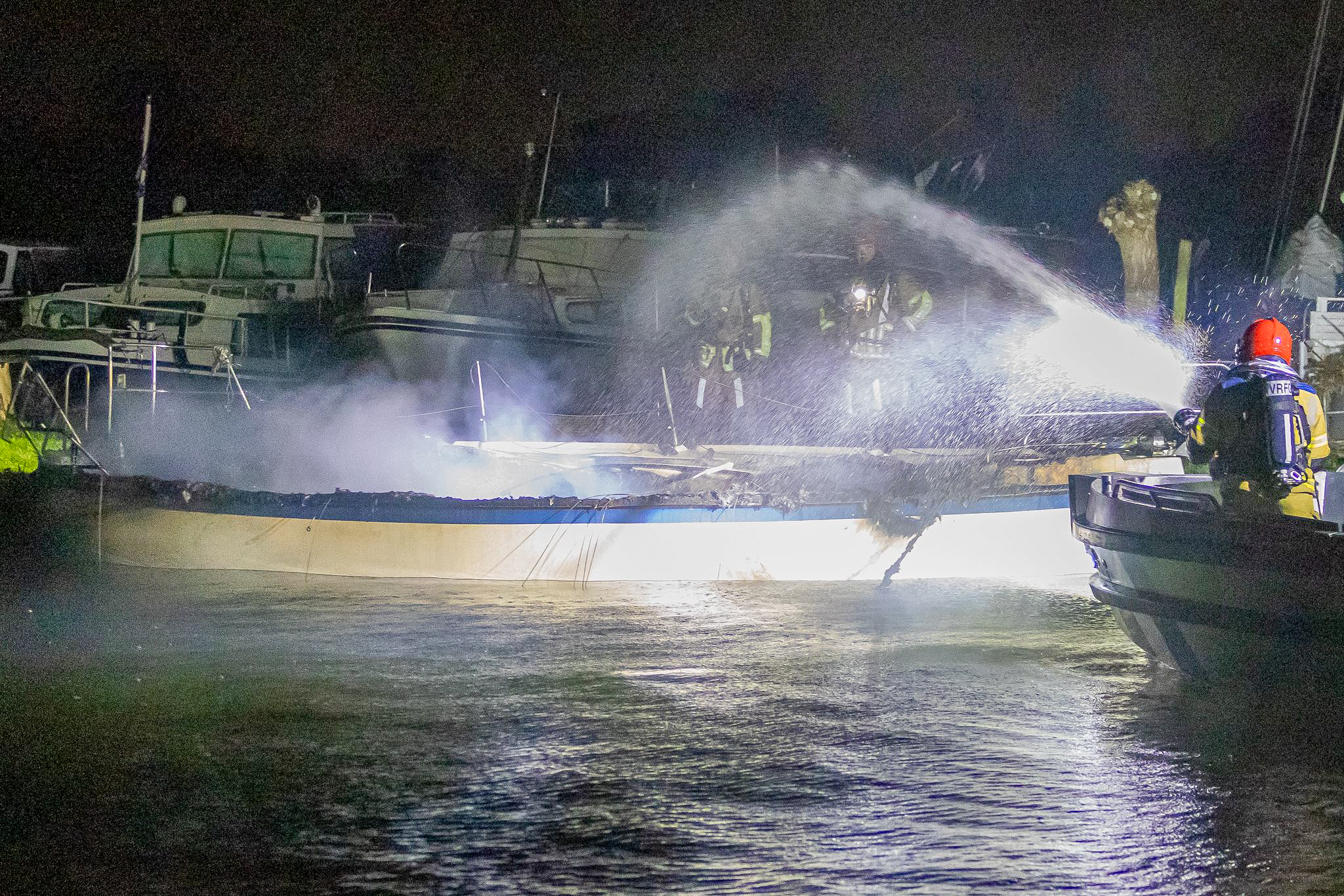 Man met spoed naar ziekenhuis na brand op boot