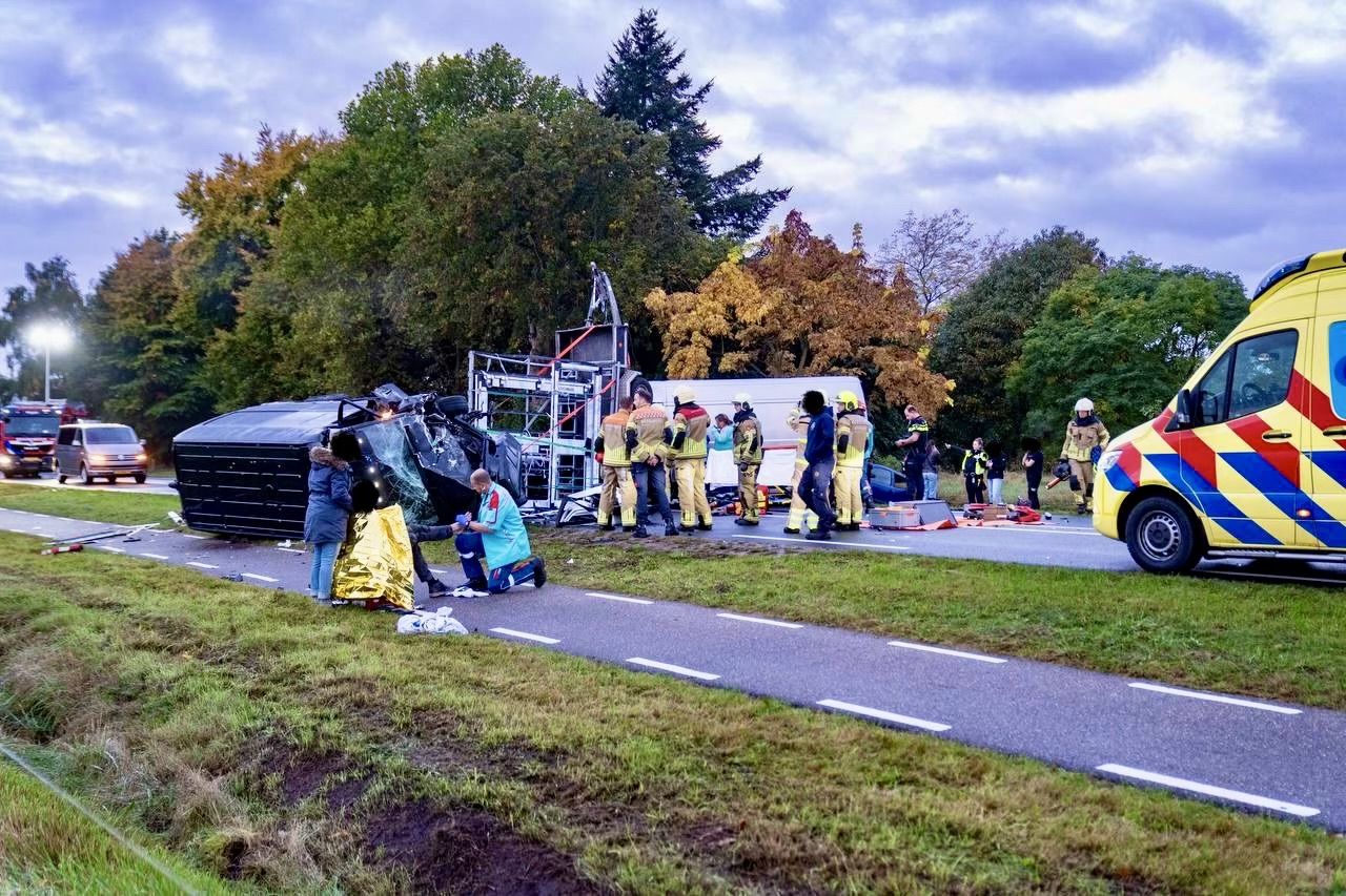 Zwaar ongeval met meerdere voertuigen, twee zwaargewonden en hulpdiensten massaal ter plaatse
