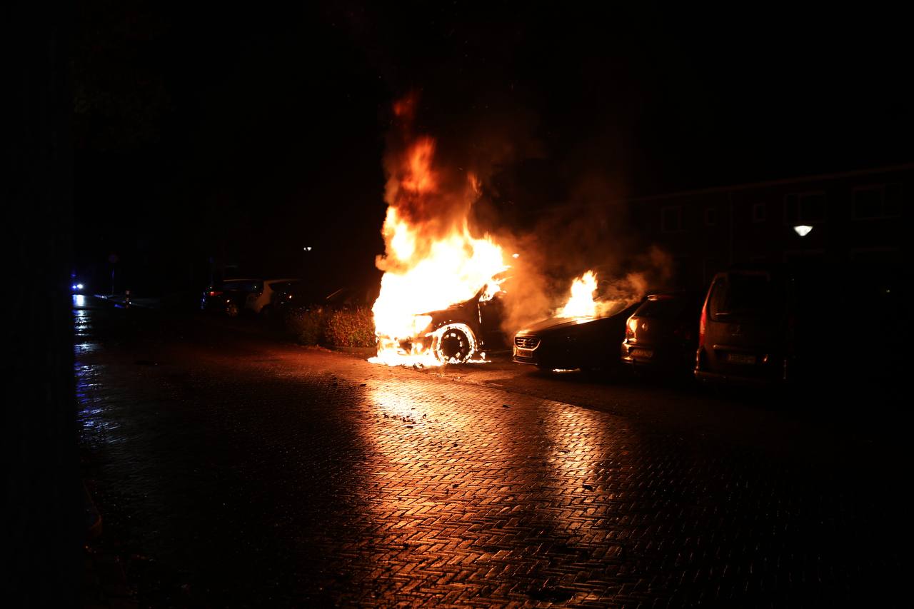 Twee auto's verwoest door brand in Apeldoorn, politie houdt rekening met brandstichting