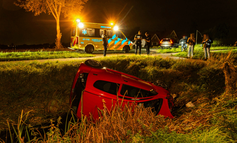 Man gewond nadat auto in sloot belandt