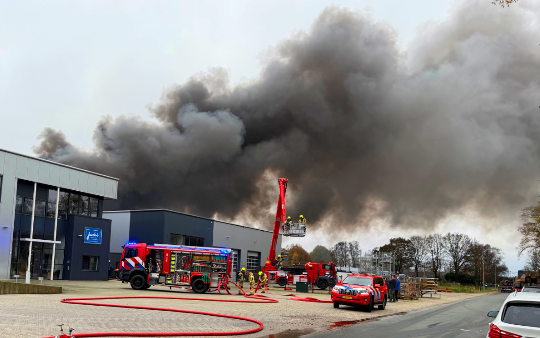 Zeer grote brand op industrieterrein in Barneveld, enorme zwarte rookwolken zichtbaar