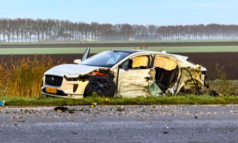 Ernstig ongeval tussen vrachtwagen, busje en auto, grote ravage op de weg