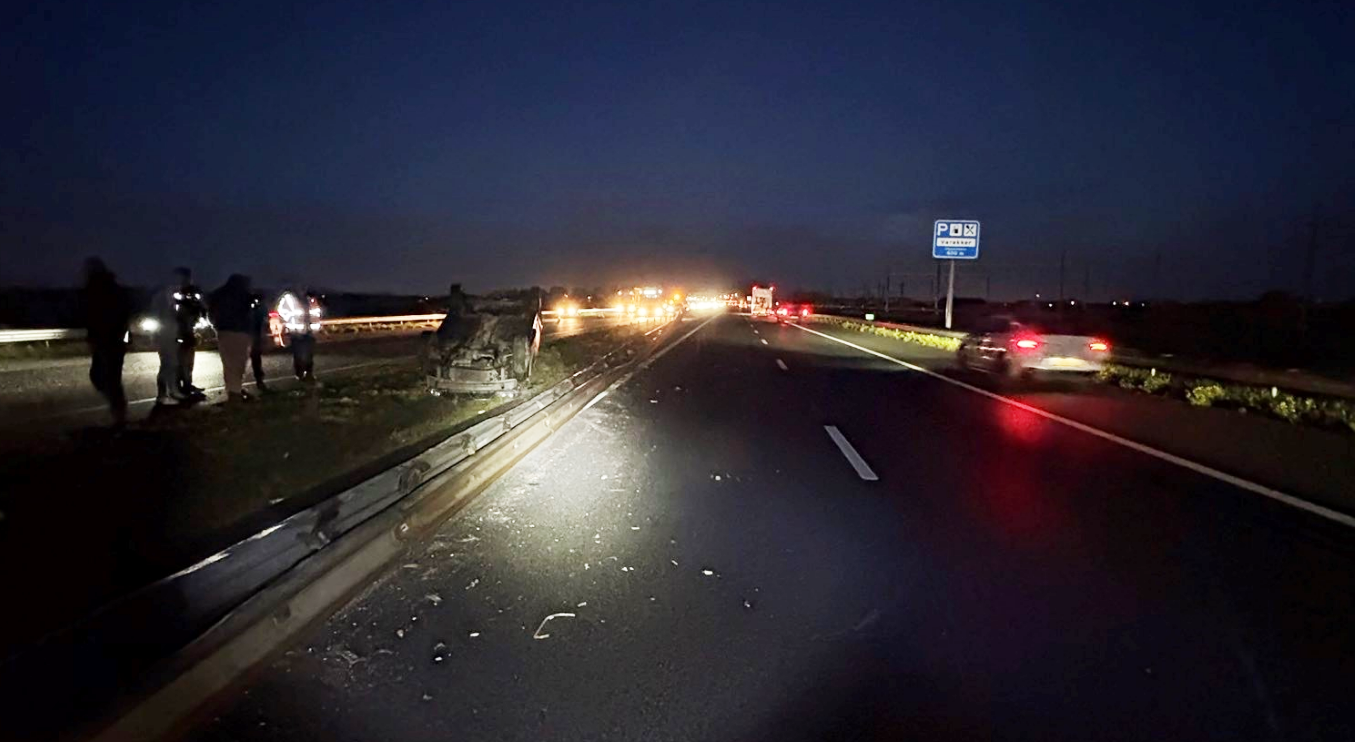 Fors ongeval; auto op de kop in middenberm snelweg zorgt voor lange files