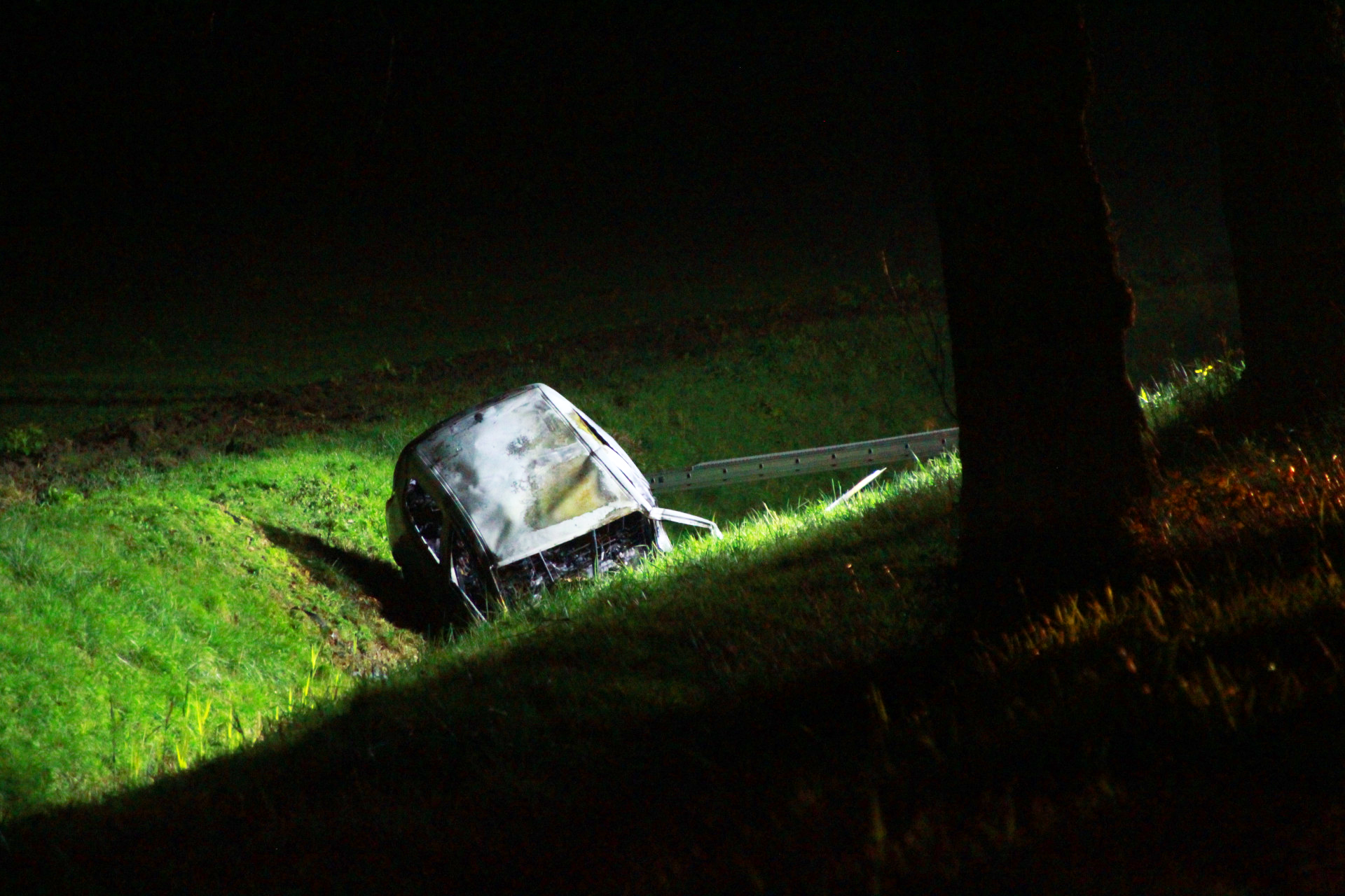 Dode na ernstig ongeval; auto belandt in sloot en vliegt in brand