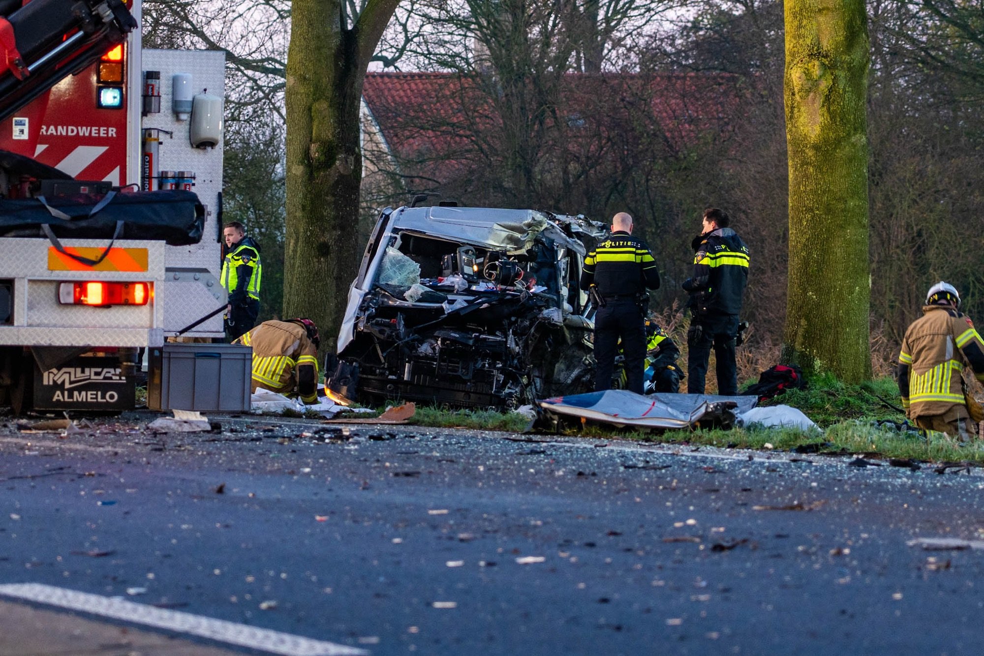 Ernstig ongeval tussen vrachtwagen, busje en auto, grote ravage op de weg in Biddinghuizen