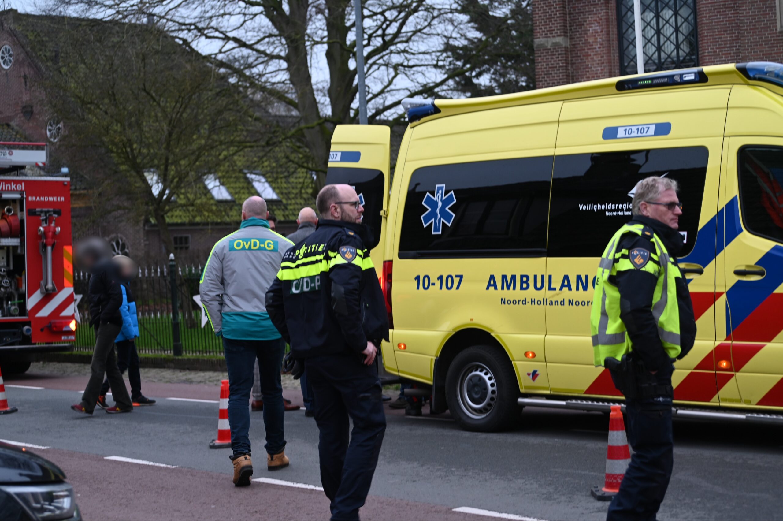 Groot alarm nadat meerdere mensen onwel worden in kerk Aartswoud, grote inzet hulpdiensten