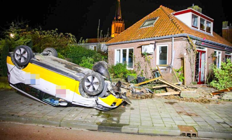 Enorme ravage nadat auto tuinmuur ramt en over de kop slaat