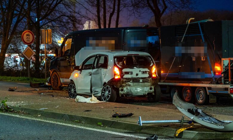 Ernstig ongeval tussen auto en busje met aanhanger, weg volledig dicht