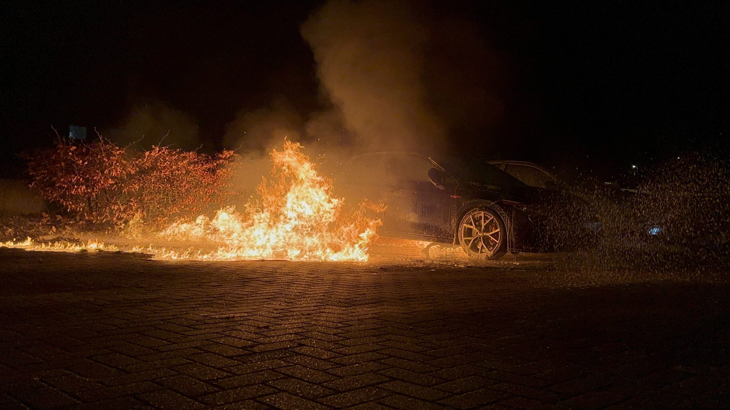 onstuimige-jaarwisseling-omgeving-hengelo-auto-volledig-uitgebrand