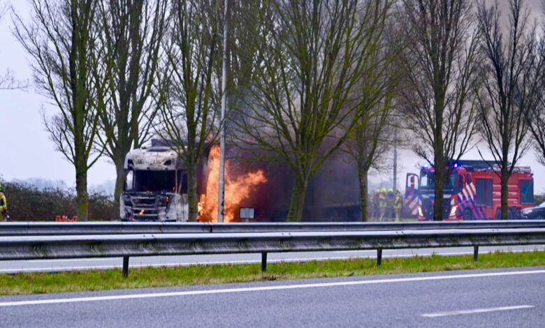 Grote uitslaande brand in vrachtwagen, brandweer schaalt groots op