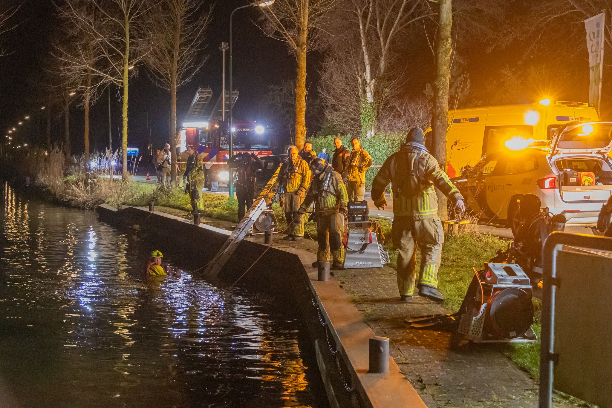 Omstander redt te water geraakte persoon, traumahelikopter ingezet