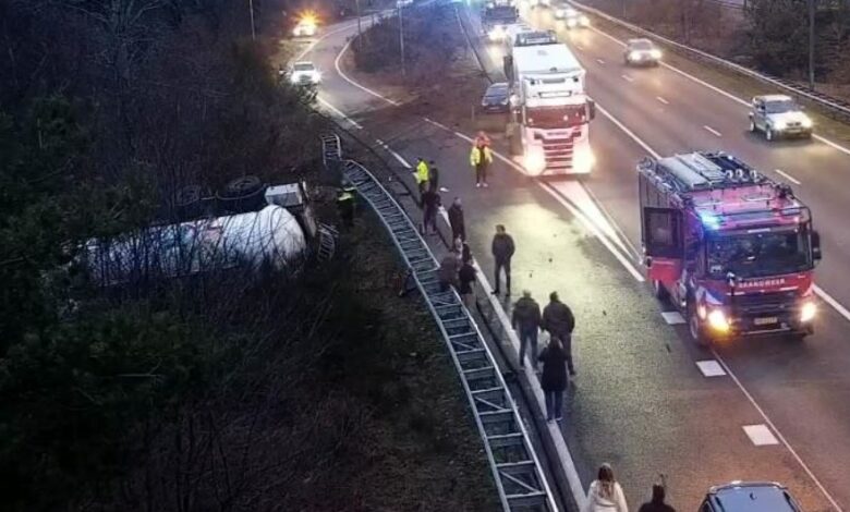 Zware crash op snelweg; vrachtwagen gekanteld in de berm