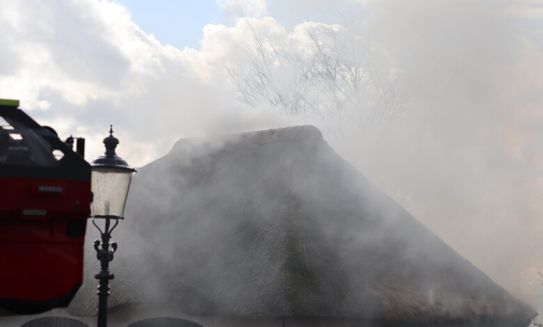 Brand in overkapping slaat over naar rietgedekt dak van woonhuis