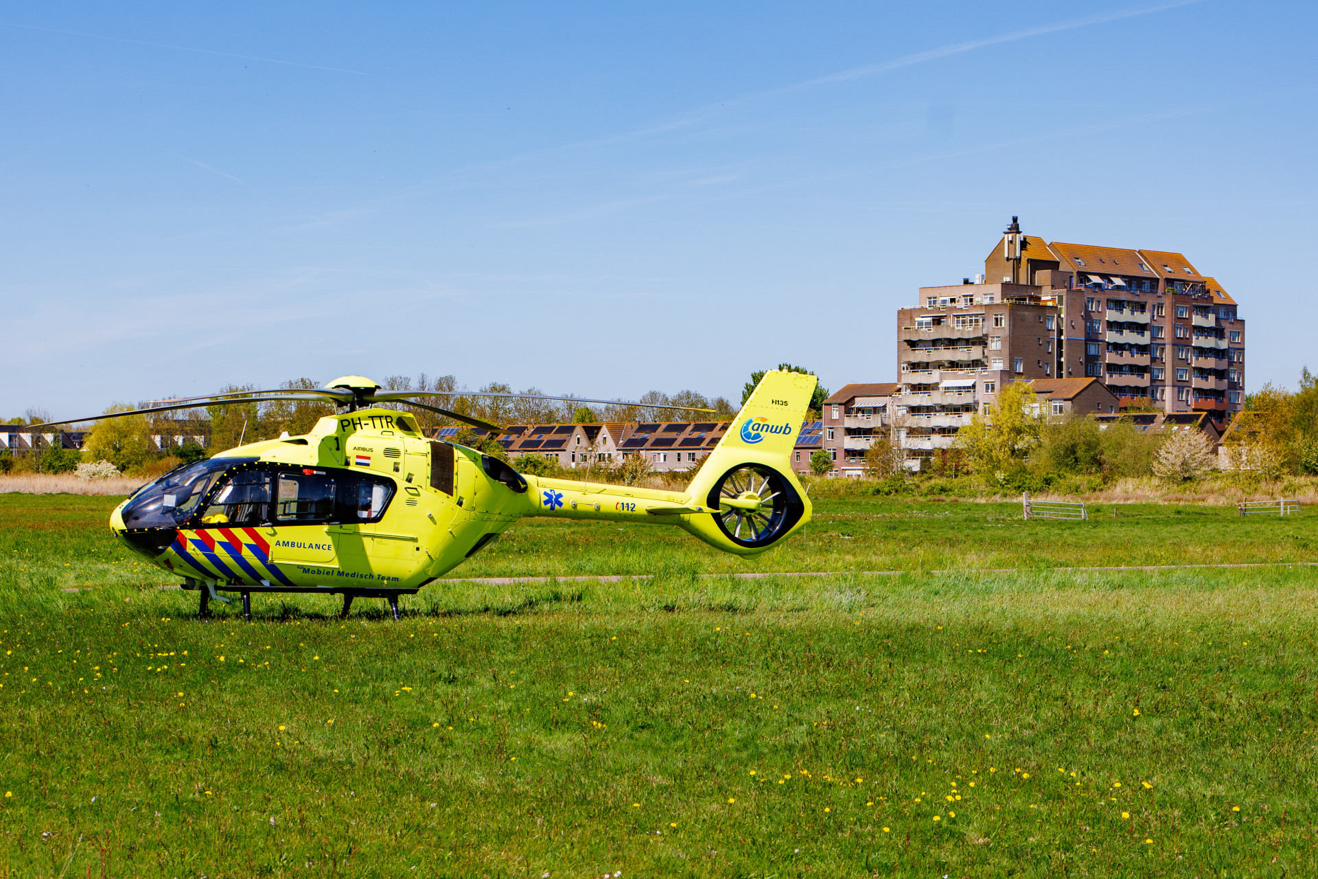 Fietser ernstig gewond na ongeval; traumahelikopter ingezet