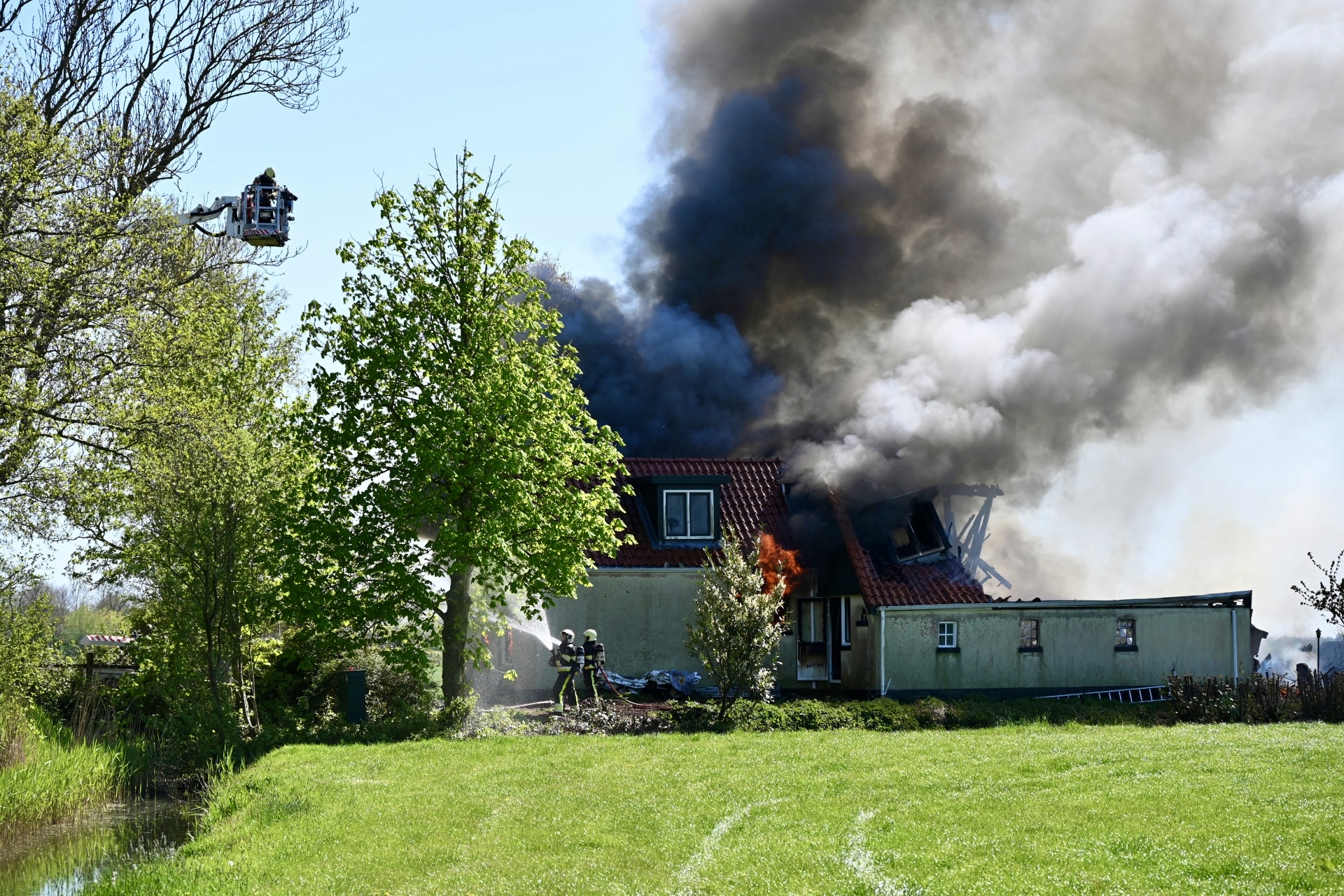Grote uitslaande brand in woonboerderij, brandweer massaal ter plaatse