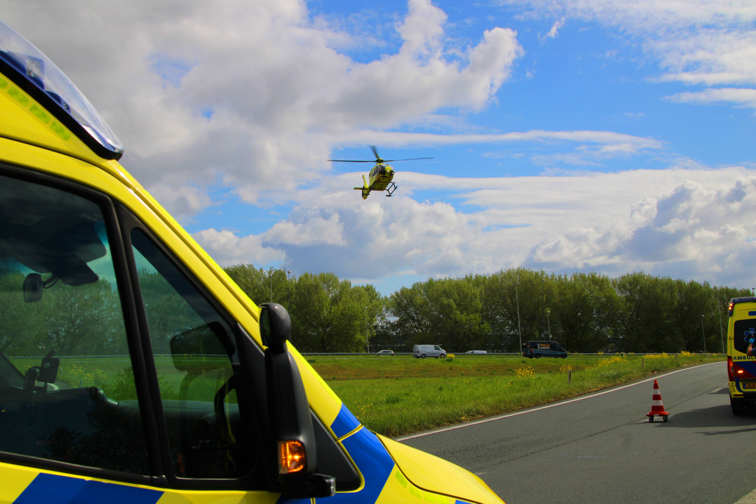 Ernstig ongeval met camper op snelweg; traumahelikopter ingezet