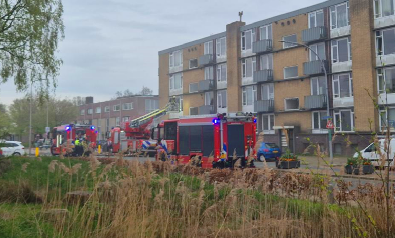 ‘Zeer grote brand’ in flatgebouw Almelo, brandweer massaal opgeroepen