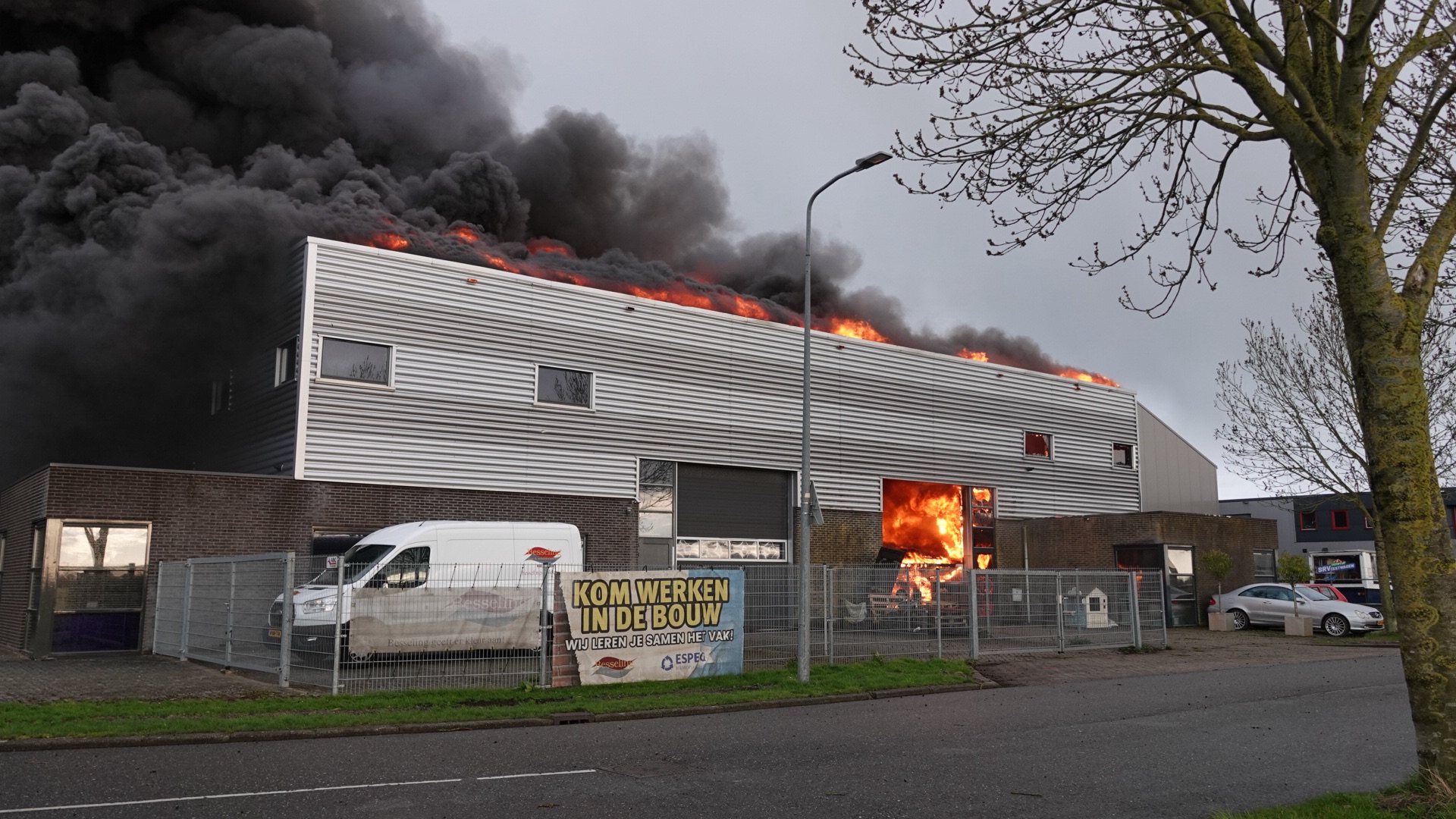 Zeer grote uitslaande brand in bedrijfspand, NL-Alert verstuurd