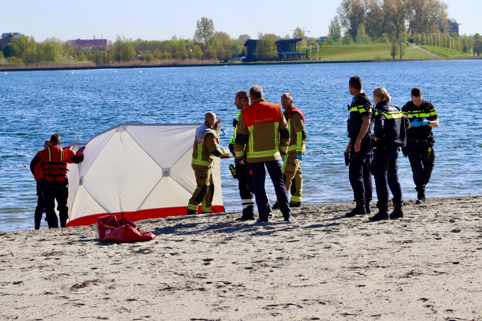 Lichaam gevonden in het water; politie start onderzoek