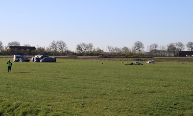 Dode nadat sportvliegtuig crasht naast snelweg; hulpdiensten massaal opgeroepen