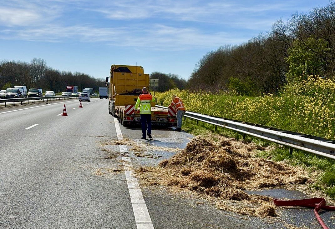 Hooi op vrachtwagen vliegt spontaan in brand; 55 minuten file
