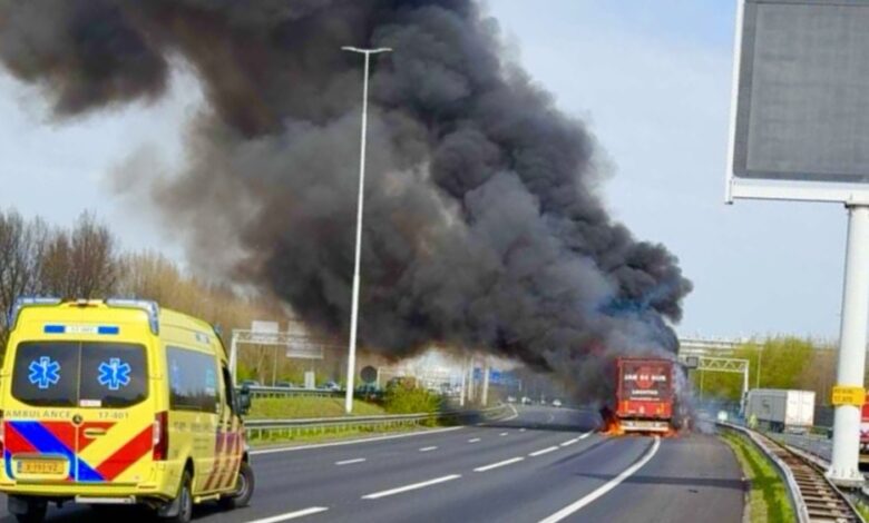 Felle uitslaande brand in vrachtwagen; snelweg volledig dicht