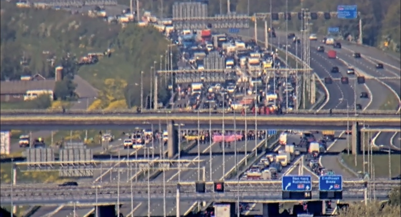 Demonstreren blokkeren A12 bij Utrecht; politie staat paraat