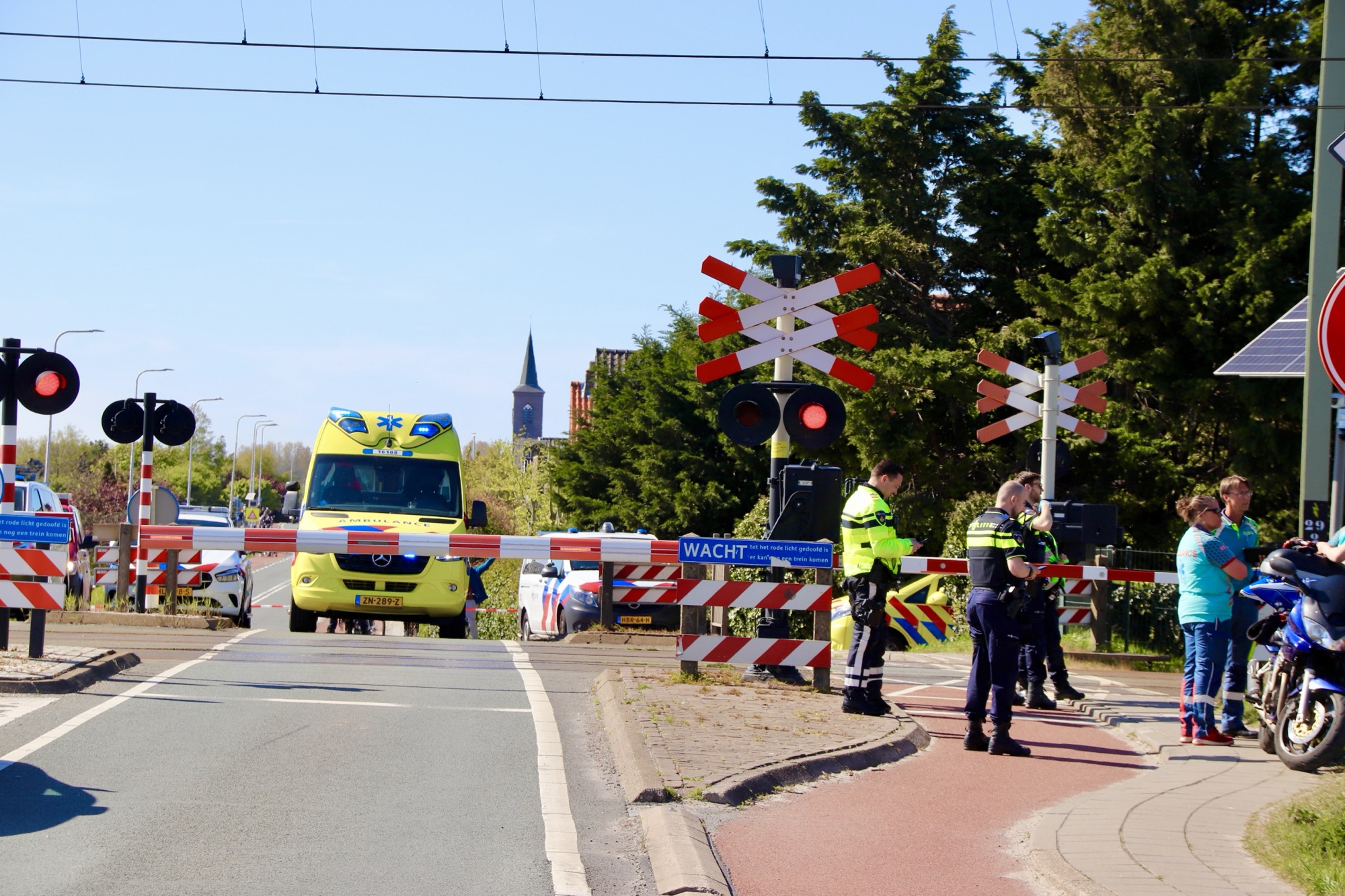 Ernstige aanrijding met trein op spoorwegovergang; treinverkeer stilgelegd