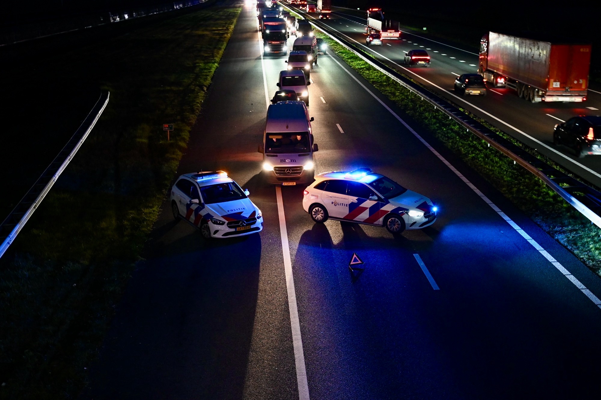 Persoon overleden na ernstig incident op snelweg, weg volledig dicht