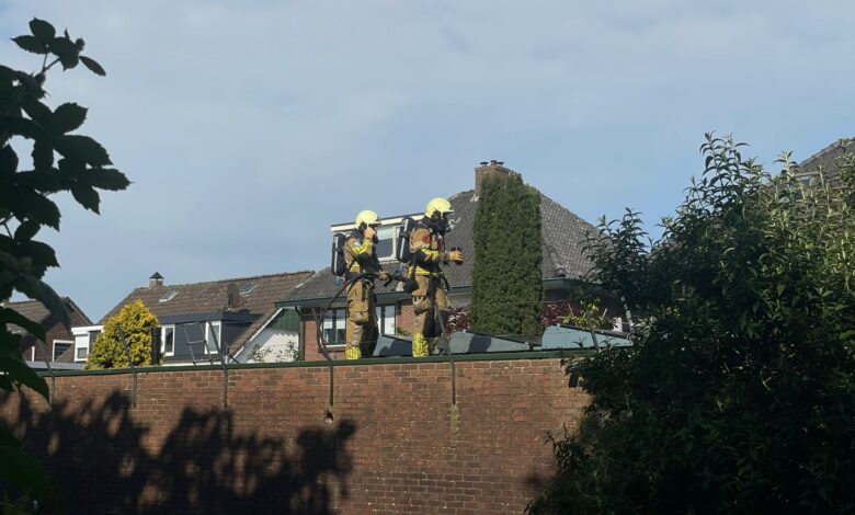 Zonnepanelen vliegen in brand op dak van schuur