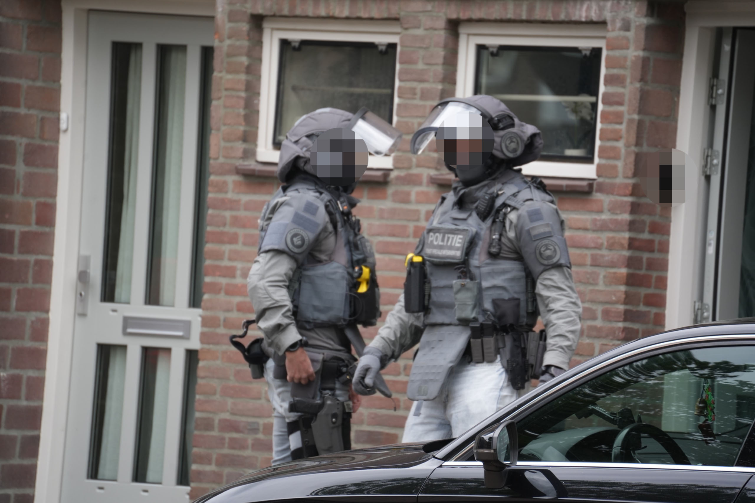 Zwaarbewapend arrestatieteam doet inval in woning; man geblinddoekt ...