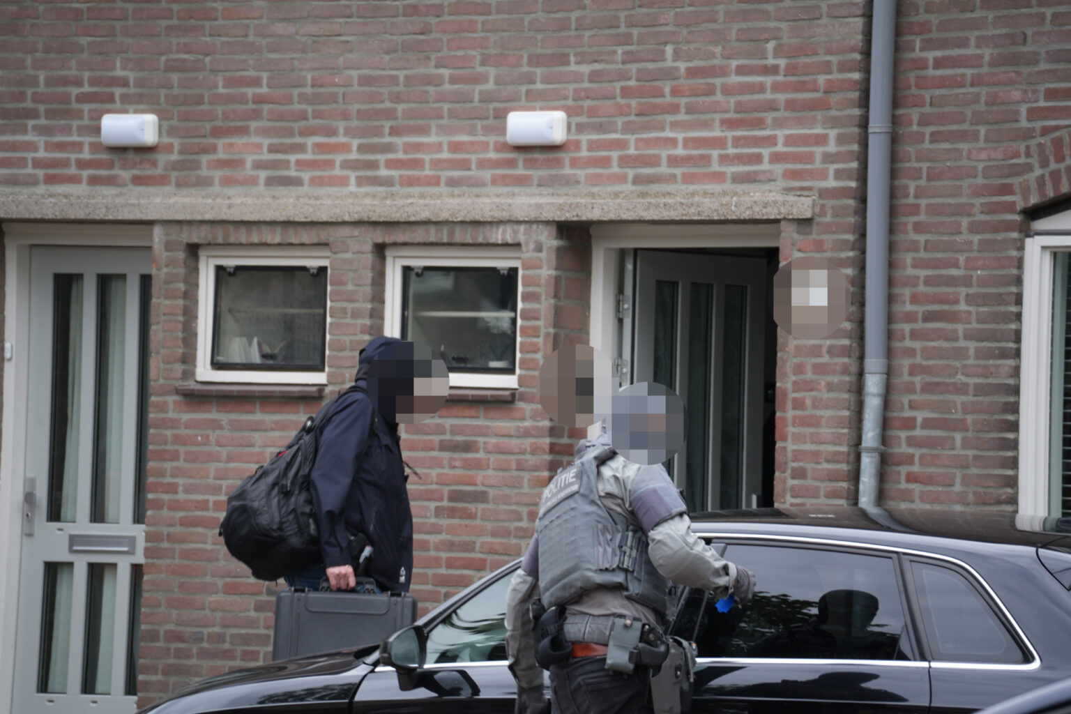 Zwaarbewapend arrestatieteam doet inval in woning; man geblinddoekt ...