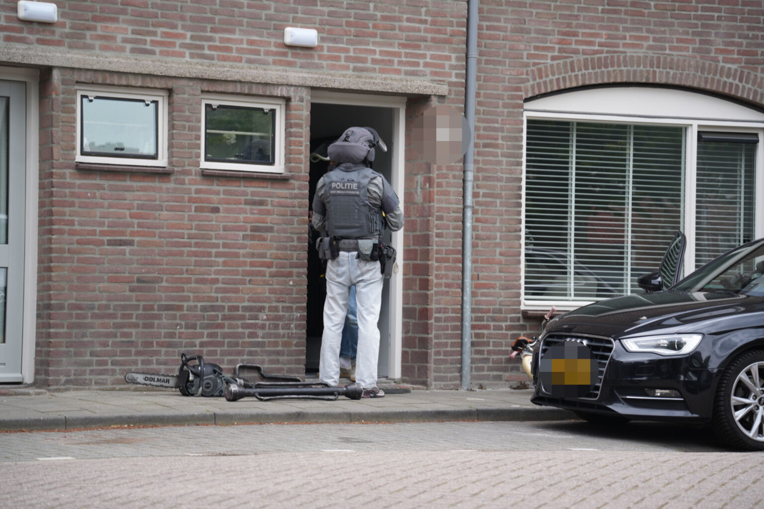 Zwaarbewapend arrestatieteam doet inval in woning; man geblinddoekt ...