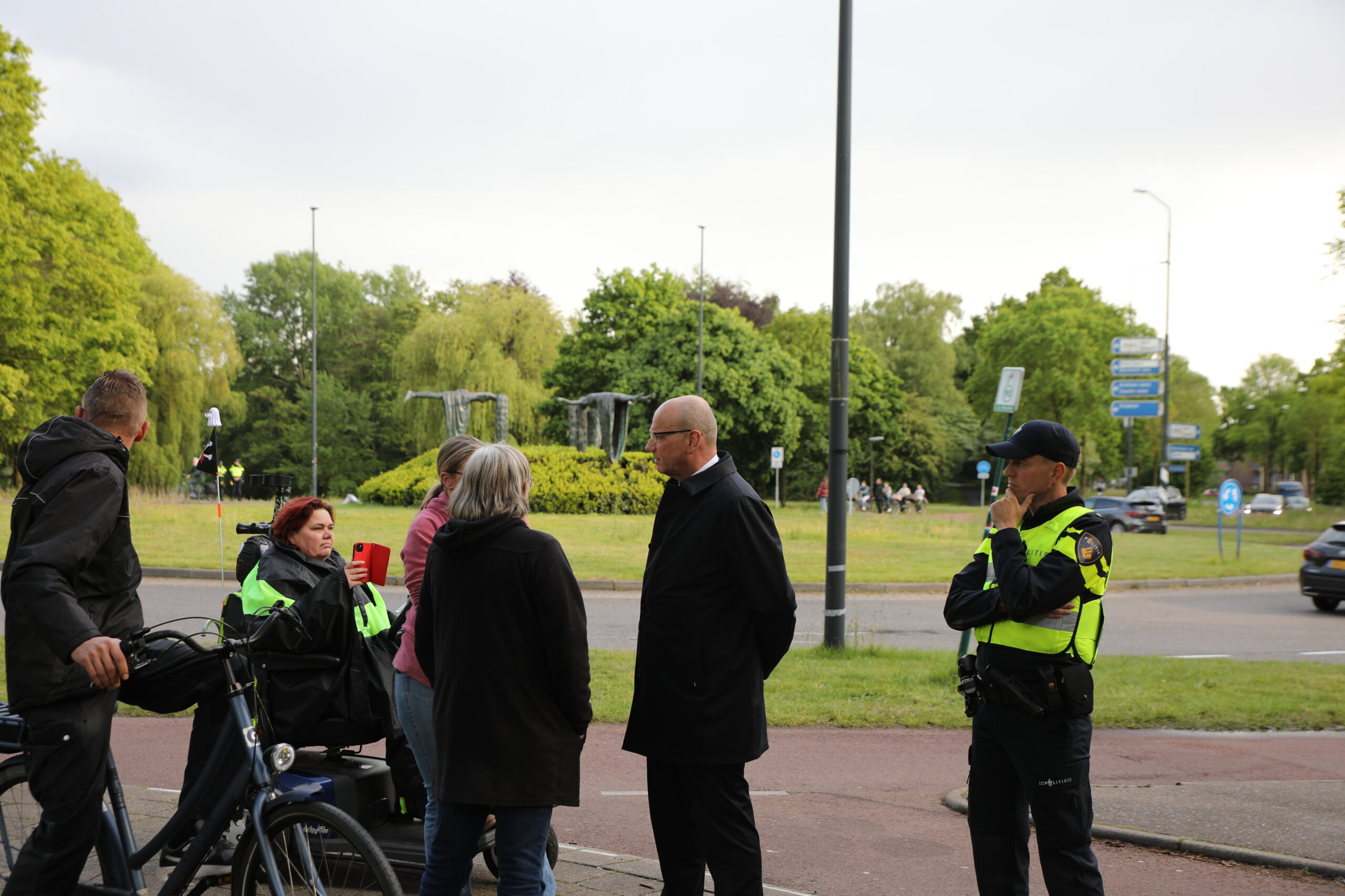 Burgemeester van Apeldoorn Ton Heerts in gesprek met buurtbewoners