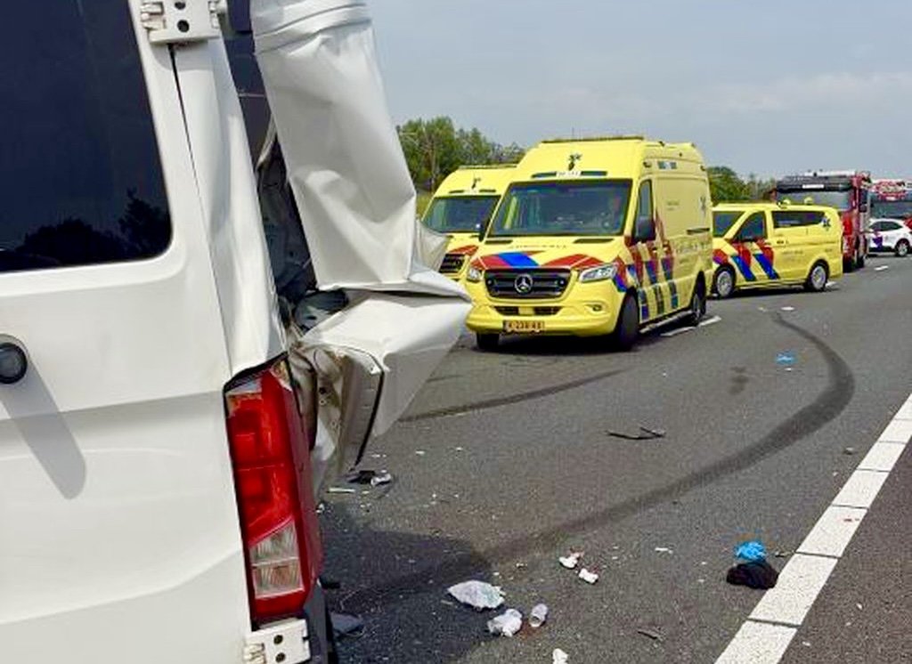 Zwaar ongeval op snelweg; weg volledig dicht en hulpdiensten massaal opgeroepen