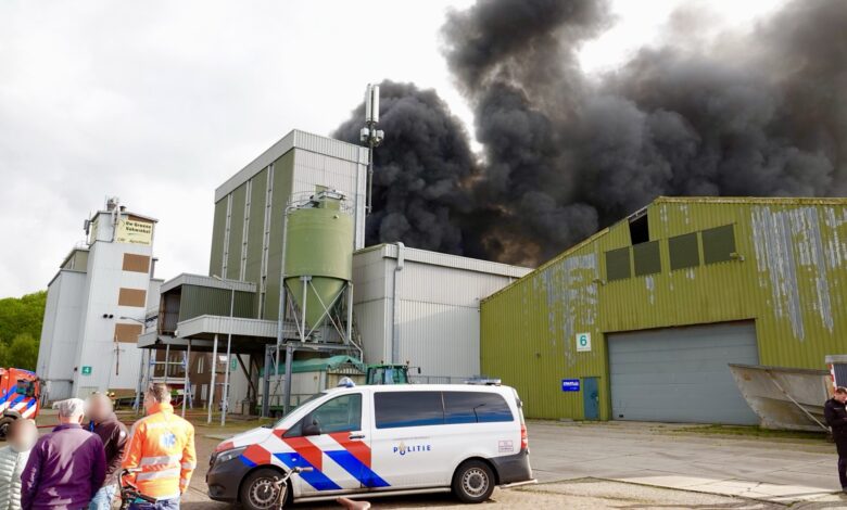 Zeer grote uitslaande brand in loods Slootdorp; brandweer schaalt groot op en NL-Alert verstuurd