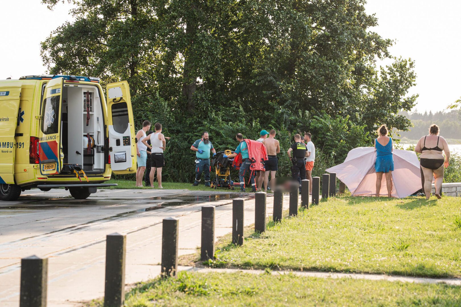 Man na val op boothelling met spoed naar ziekenhuis in Ermelo