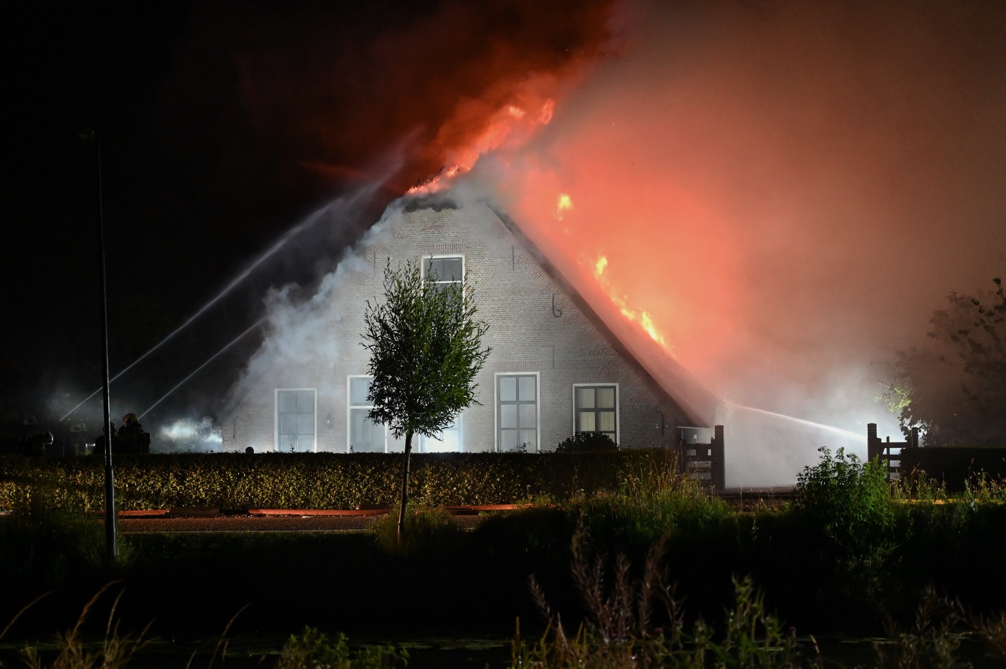 Grote uitslaande brand in vrijstaande woning; mogelijk door blikseminslag