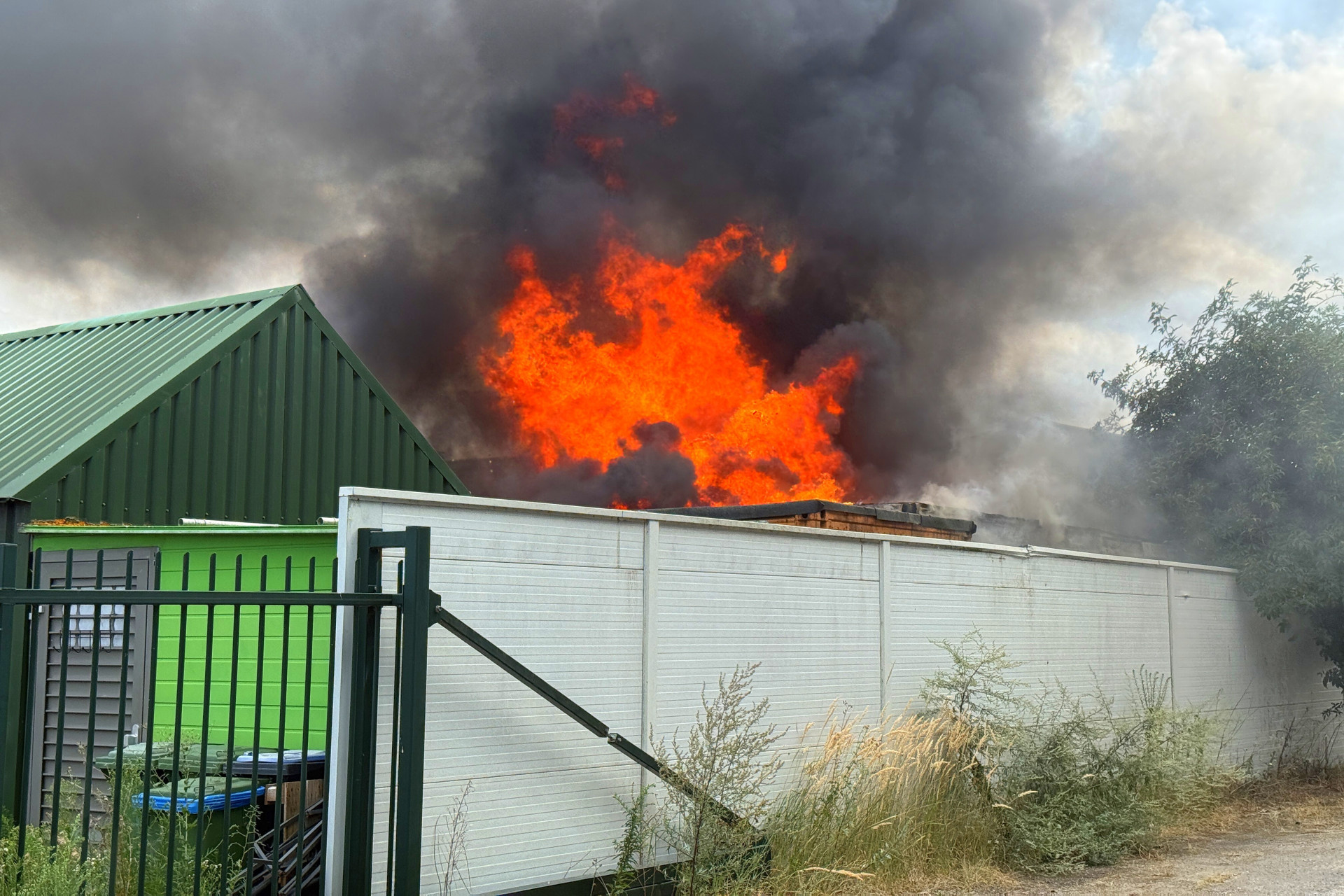 Brandweer groots ingezet bij grote brand in Gouda