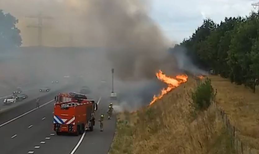 Meerdere felle bermbranden langs snelwegen; brandweer met spoed uitgerukt