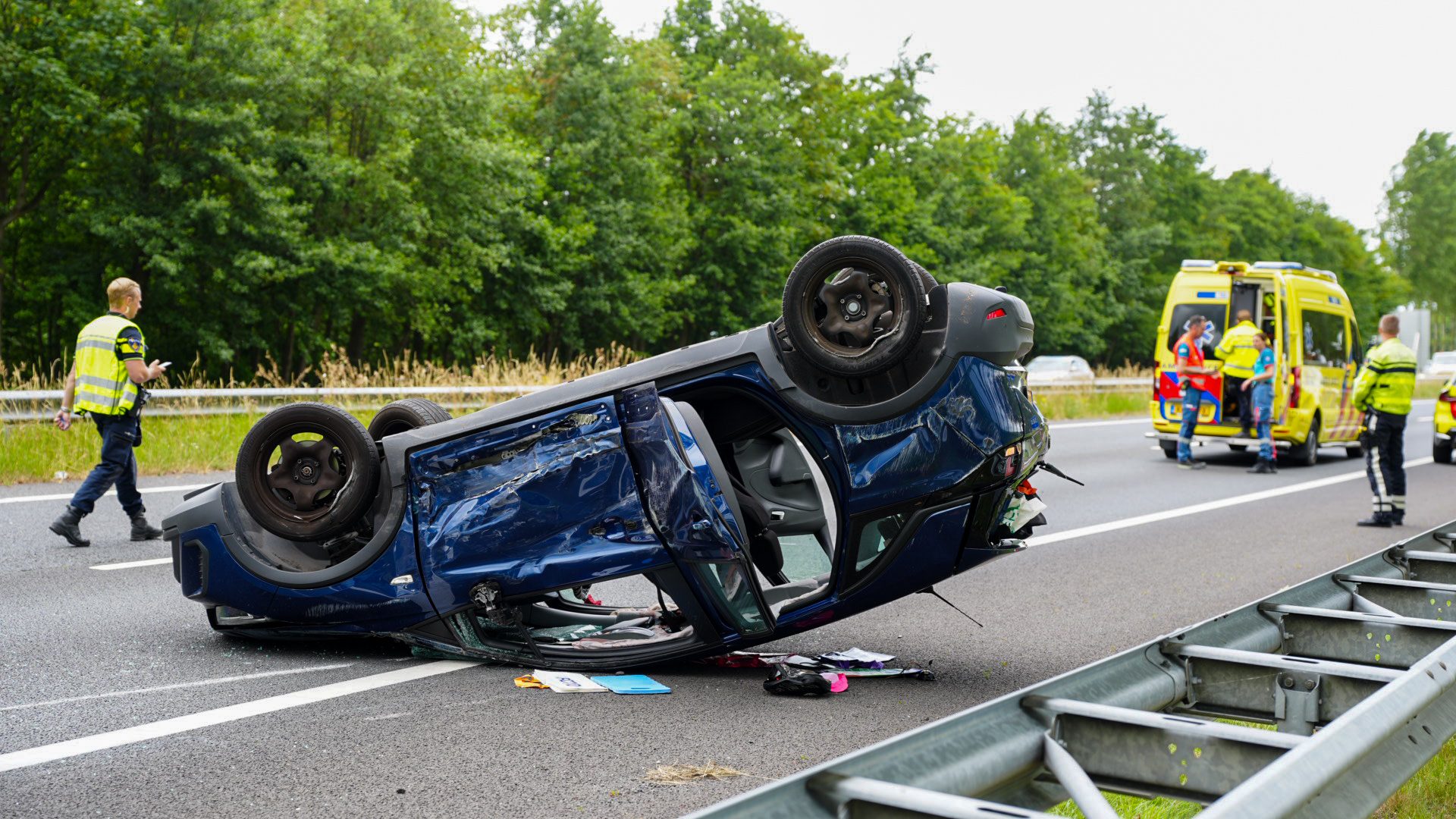 Flinke ravage en snelweg dicht na ongeval tussen camper en auto