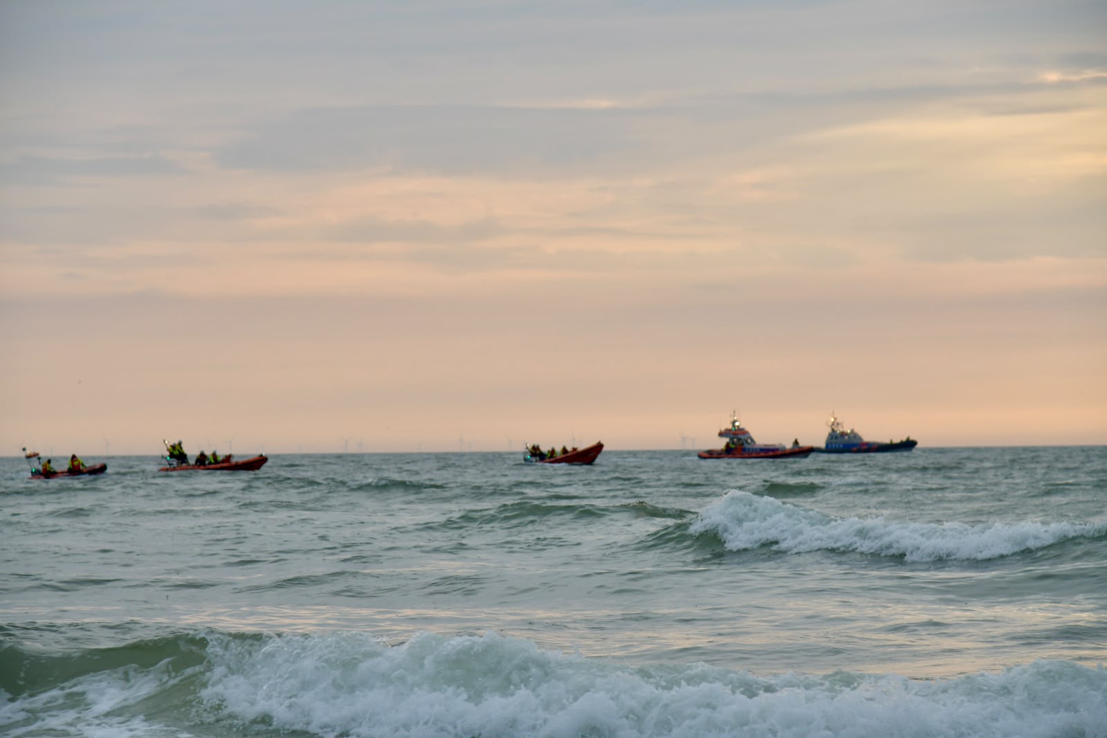 Tragisch incident op zee; persoon overleden en zoektocht naar 4e persoon in volle gang