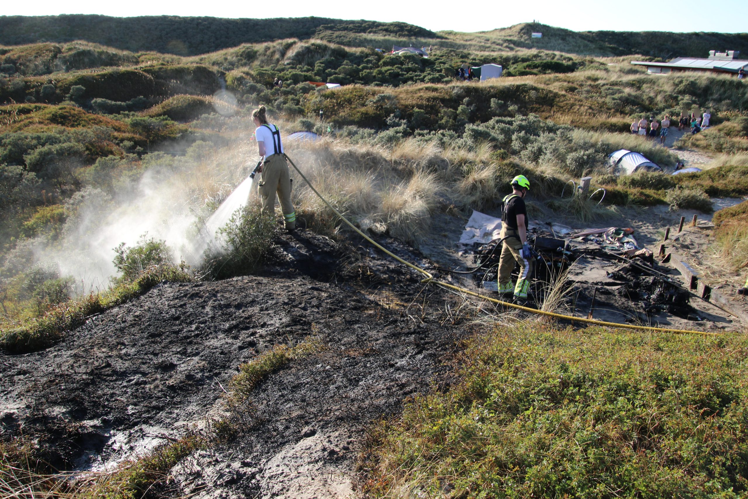 Tent en duinen in brand op camping, brandweer massaal uitgerukt
