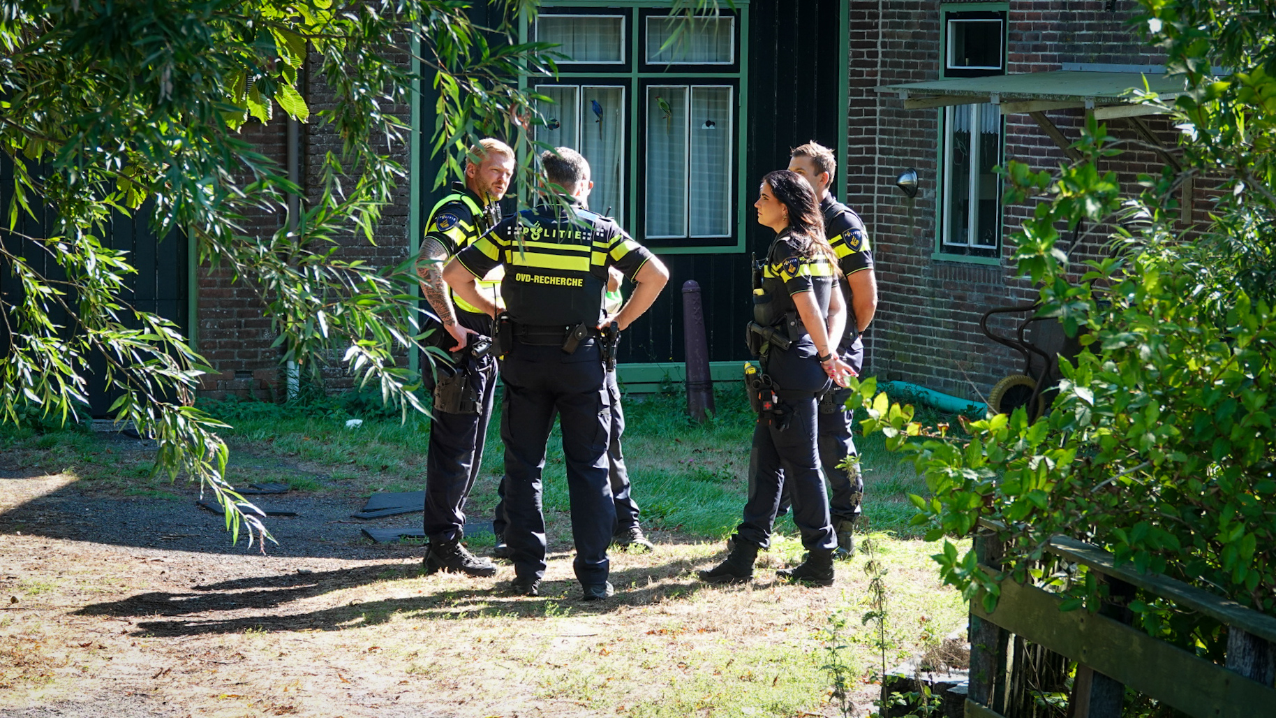 Foto update: overleden persoon bij woning Hoogwoud, recherche doet onderzoek