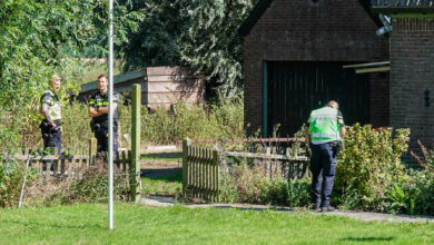 Foto update: overleden persoon bij woning Hoogwoud, recherche doet onderzoek