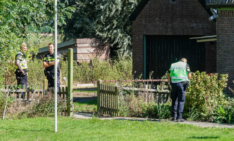 Foto update: overleden persoon bij woning Hoogwoud, recherche doet onderzoek