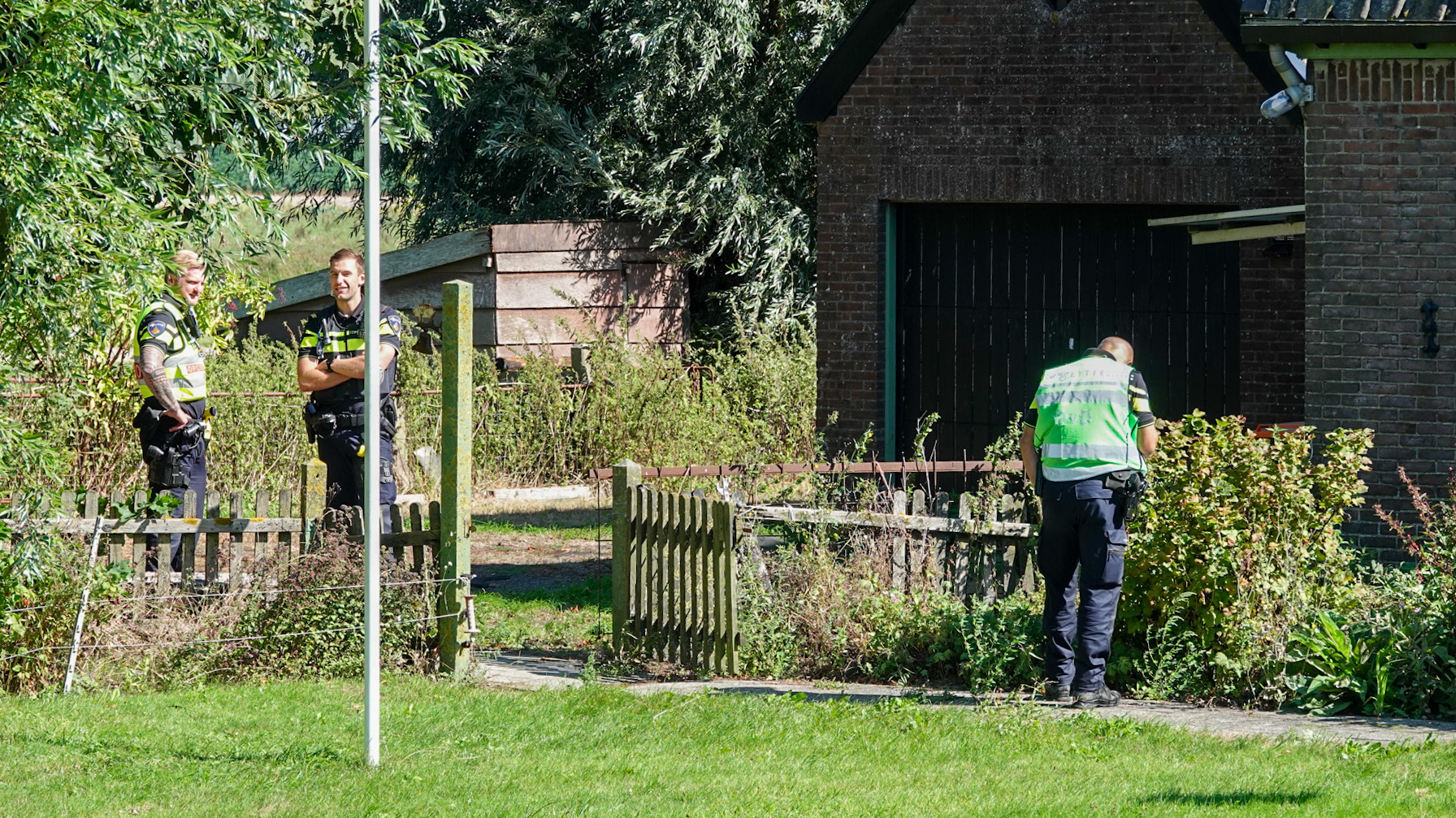 Foto update: overleden persoon bij woning Hoogwoud, recherche doet onderzoek